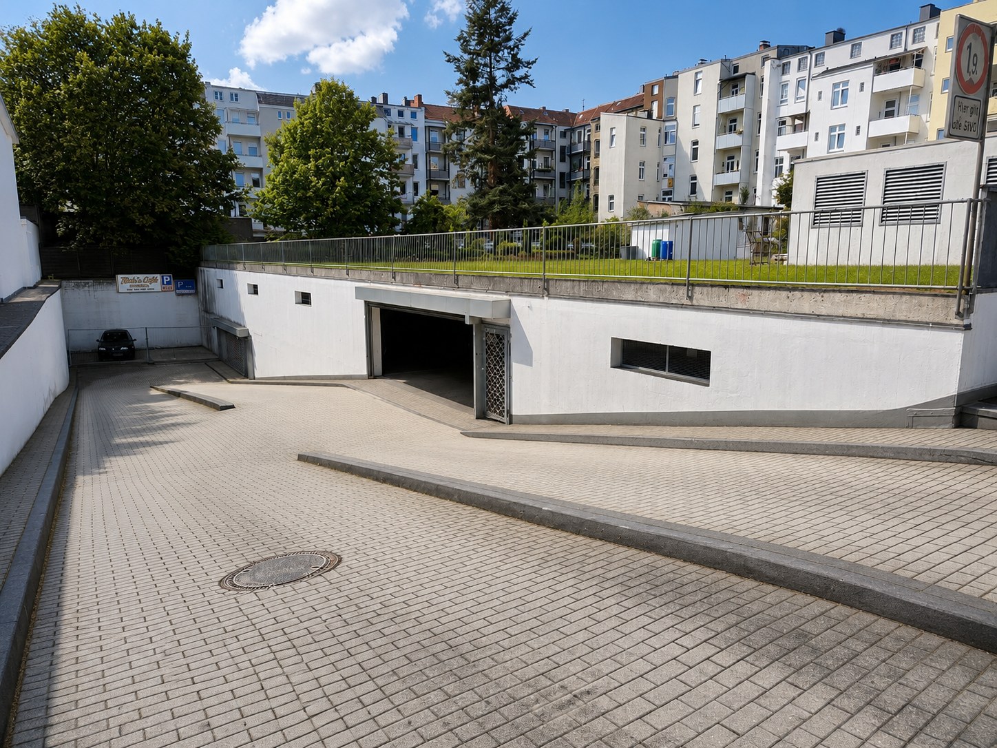 Zufahrt zur Tiefgarage in der Eckernförder Straße in Kiel